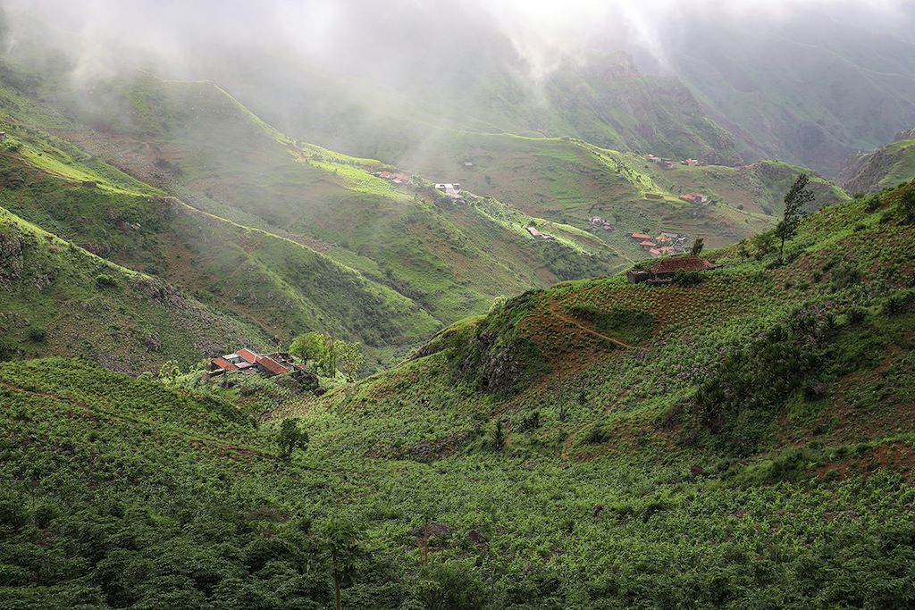 Image Découverte Des Îles Du Sud Du Cap-Vert Entre Volcan À Fogo Et Verdure A Santiago
