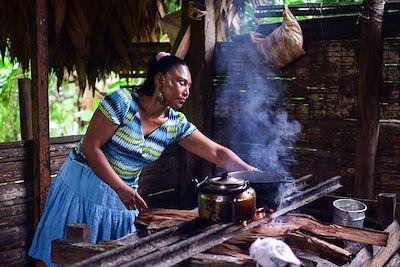 Femme Bribi préparant une boisson au cacao - Costa Rica