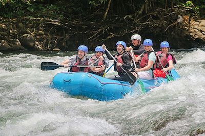 © Luis Gallardo - Rafting sur la rivière Sarapiqui - Costa Rica Rafting sur la rivière Sarapiqui - Costa Rica
