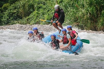 © Luis Gallardo - Rafting sur la rivière de Sarapiqui - Costa Rica Rafting sur la rivière de Sarapiqui - Costa Rica