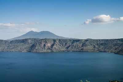 Vue panoramique de la Laguna de Apoyo avec le volcan Mombacho - Nicaragua