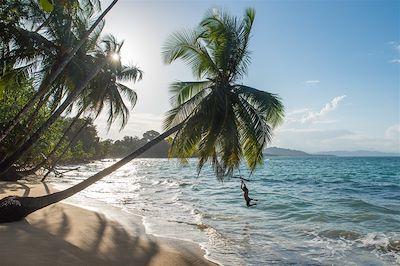 © Simon Dannhauer / iStock - Enfant se balançant - Costa Rica Enfant se balançant - Costa Rica
