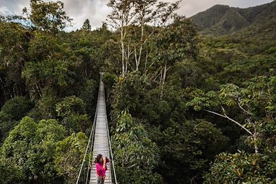 Femme sur un pont au dessus de la forêt - Costa Rica