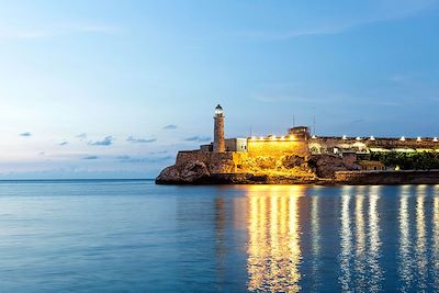 © Jorg MODROW/LAIF / REA - Malecon - Castillo del Morro - La Havane - Cuba Malecon - Castillo del Morro - La Havane - Cuba