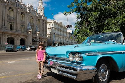 Jeune fille à côté d'une vieille Américaine - La Havane - Cuba