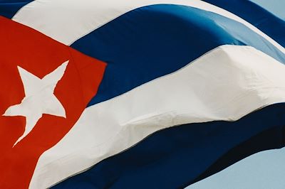 © VISUALSPECTRUM / Stocksy - Drapeau cubain - Cuba Drapeau cubain - Cuba