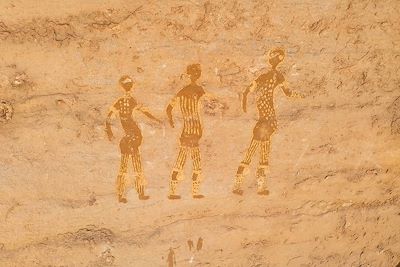 © Marc Espinasse - Peinture rupestre de trois hommes - Plateau de Séfar dans le Tassili des Ajjers - Algérie Peinture rupestre de trois hommes - Plateau de Séfar dans le Tassili des Ajjers - Algérie