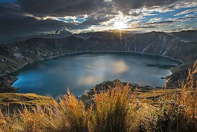 Cratère et lagune du Quilotoa à l'aube - Equateur