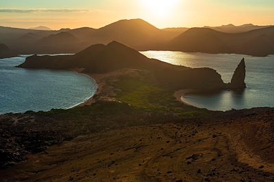 © Sébastien Lecocq / Alamy / Hemis - Coucher de soleil sur l'île Santiago, dans le Galapagos National Park Coucher de soleil sur l'île Santiago, dans le Galapagos National Park