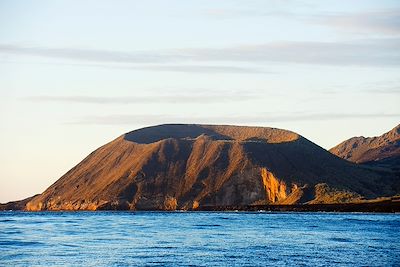 ©  Christian Kober, robertharding / Alamy / Hemis - Cratère de volcan sur l'archipel des Galapagos  Cratère de volcan sur l'archipel des Galapagos