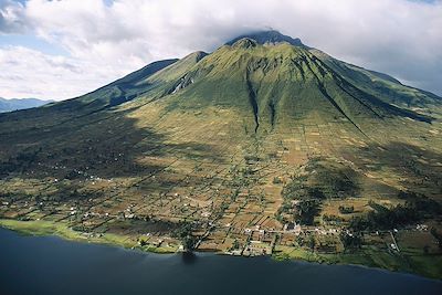 © ARTHUS-BERTRAND Yann / hemis.fr - Lac San Pablo et volcan Imbabura - Equateur Lac San Pablo et volcan Imbabura - Equateur