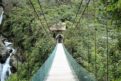 © Naomi Bailey / Alamy / Hemis - Un pont suspendu et le chaudron du diable près de Banos - Equateur Un pont suspendu et le chaudron du diable près de Banos - Equateur