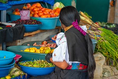 Femme en tenue traditionnelle - Marché d'Otavalo - Equateur