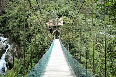 Un pont suspendu et le chaudron du diable près de Banos - Equateur