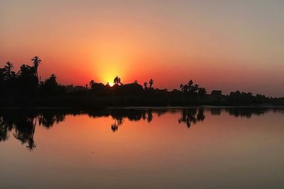© Laurie Arnaud - Coucher de soleil sur le Nil entre Assouan et Louxor - Egypte Coucher de soleil sur le Nil entre Assouan et Louxor - Egypte