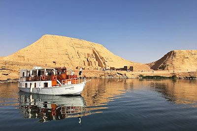 Bateau Dongolah devant le temple d'Abou Simbel - Lac Nasser - Egypte