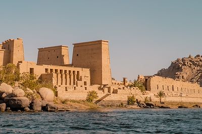 Vue panoramique du temple d'Isis sur l'île d'Agilkia (anciennement Philae) dans le réservoir du barrage d'Assouan à Agilkia, en Égypte