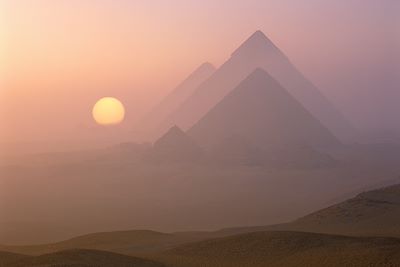 © Travelpix Ltd / Getty Images - Pyramides au lever du soleil Pyramides au lever du soleil
