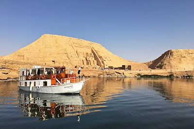 © Steven Mayor - Bateau Dongolah devant le temple d'Abou Simbel - Lac Nasser - Egypte Bateau Dongolah devant le temple d'Abou Simbel - Lac Nasser - Egypte