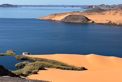 © Steven Mayor - Vue sur le bateau et le lac Nasser - Egypte Vue sur le bateau et le lac Nasser - Egypte
