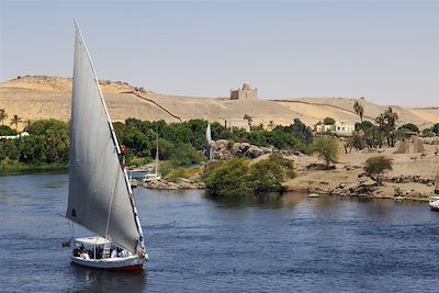 © Bertrand Rieger/hemis.fr/OT Egypte - Felouques à Assouan - Vallée du Nil - Egypte Felouques à Assouan - Vallée du Nil - Egypte
