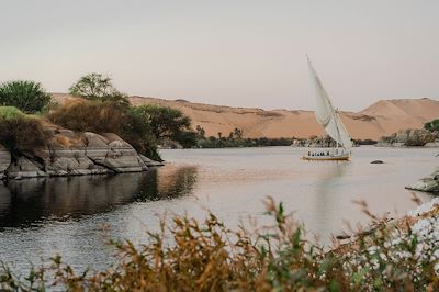 © Oleh_Slobodeniuk / Getty Images - Felouque sur le Nil au coucher du soleil - Egypte Felouque sur le Nil au coucher du soleil - Egypte