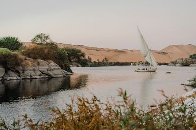© Oleh_Slobodeniuk / Getty Images - Felouque sur le Nil au coucher du soleil - Egypte Felouque sur le Nil au coucher du soleil - Egypte
