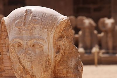 © Vanille Mayé/Snooze Again - Sphynx au temple de Karnac - Louxor - Egypte Sphynx au temple de Karnac - Louxor - Egypte