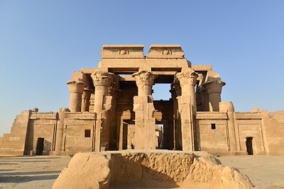 © Viviane Negrotto - Entrée du temple de Kom Ombo - Egypte Entrée du temple de Kom Ombo - Egypte