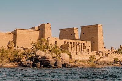 Vue panoramique du temple d'Isis sur l'île d'Agilkia (anciennement Philae) dans le réservoir du barrage d'Assouan à Agilkia, en Égypte
