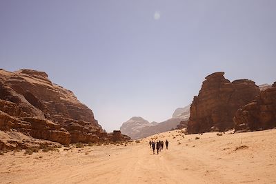 Randonneurs dans le Wadi Rum 