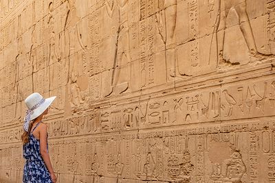 Une enfant regarde des hiéroglyphes - Egypte