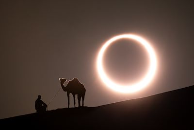 Eclipse solaire dans le désert