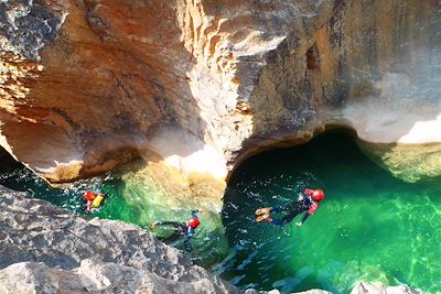 © Yann Alcubilla - Canyoning en famille dans la Sierra de Guara - Espagne Canyoning en famille dans la Sierra de Guara - Espagne