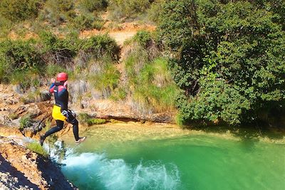 © Yann Alcubilla - Canyoning en famille dans la Sierra de Guara - Espagne Canyoning en famille dans la Sierra de Guara - Espagne