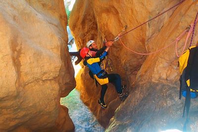 © Yann Alcubilla - Canyoning en famille dans la Sierra de Guara - Espagne Canyoning en famille dans la Sierra de Guara - Espagne