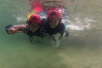 © Yann Alcubilla - Canyoning en famille dans la Sierra de Guara - Espagne Canyoning en famille dans la Sierra de Guara - Espagne