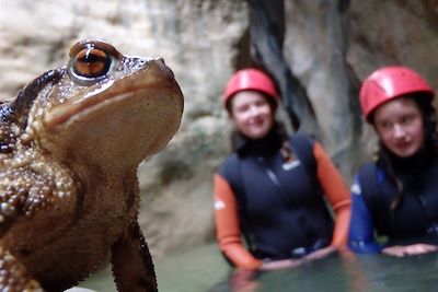 © Yann Alcubilla - Canyoning en famille dans la Sierra de Guara - Espagne Canyoning en famille dans la Sierra de Guara - Espagne