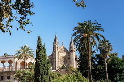 © Daniel Gonzalez / Stocksy - Cathédrale de Palma de Majorque - Iles Baléares - Espagne Cathédrale de Palma de Majorque - Iles Baléares - Espagne