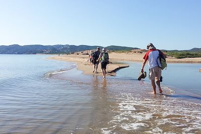 Marcheurs sur la plage - Costa Brava - Espagne