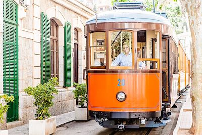 © Violaine Rattin - Le tramway entre Sóller et son port - Majorque - Baléares - Espagne Le tramway entre Sóller et son port - Majorque - Baléares - Espagne
