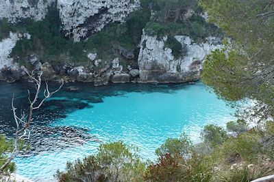 © Anna Sans - Crique sur l'île de Minorque - Espagne Crique sur l'île de Minorque - Espagne