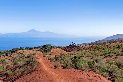 © RobertSchneider / iStock - Vue sur Tenerife - La Gomera - Canaries - Espagne Vue sur Tenerife - La Gomera - Canaries - Espagne