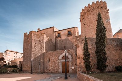 © tanaonte / Adobe Stock - Monastère de Sant Feliu de Guixols - Catalogne - Espagne Monastère de Sant Feliu de Guixols - Catalogne - Espagne