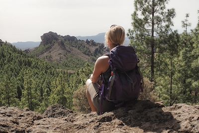 © Ina Ludwig / Adobe Stock - Randonneuse - Gran Canaria - Iles Canaries - Espagne Randonneuse - Gran Canaria - Iles Canaries - Espagne