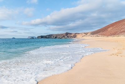 Plage de Las Conchas avec l'île de Montana Clara en arrière-plan - La Graciosa - Îles Canaries - Espagne
