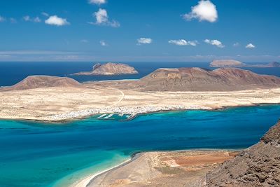 © Jacqueline / AdobeStock - Vue sur La Graciosa Vue sur La Graciosa