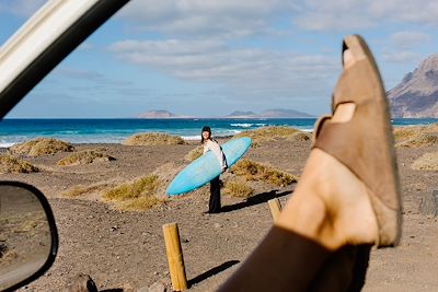 © Adrian Rodd / Stocksy - En route pour une session de surf En route pour une session de surf
