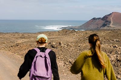 © Adrian Rodd / Stocksy - Randonnée dans les sentiers volcaniques de Lanzarote Randonnée dans les sentiers volcaniques de Lanzarote