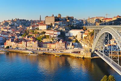 © joyt / Adobe Stock - Panorama sur la ville de Porto - Portugal Panorama sur la ville de Porto - Portugal